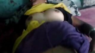 Քաղցր շիկահեր սիրողական ճուտիկը խփում է իր ամուր թաթը հարթ սեքս-խաղալիքով
