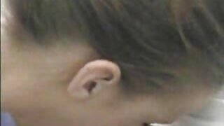 Հափշտակող բաց մազերով աղբարկղը մեծ կրծքերով ծծում է ասիացի տղային փոքրիկ աքլորը